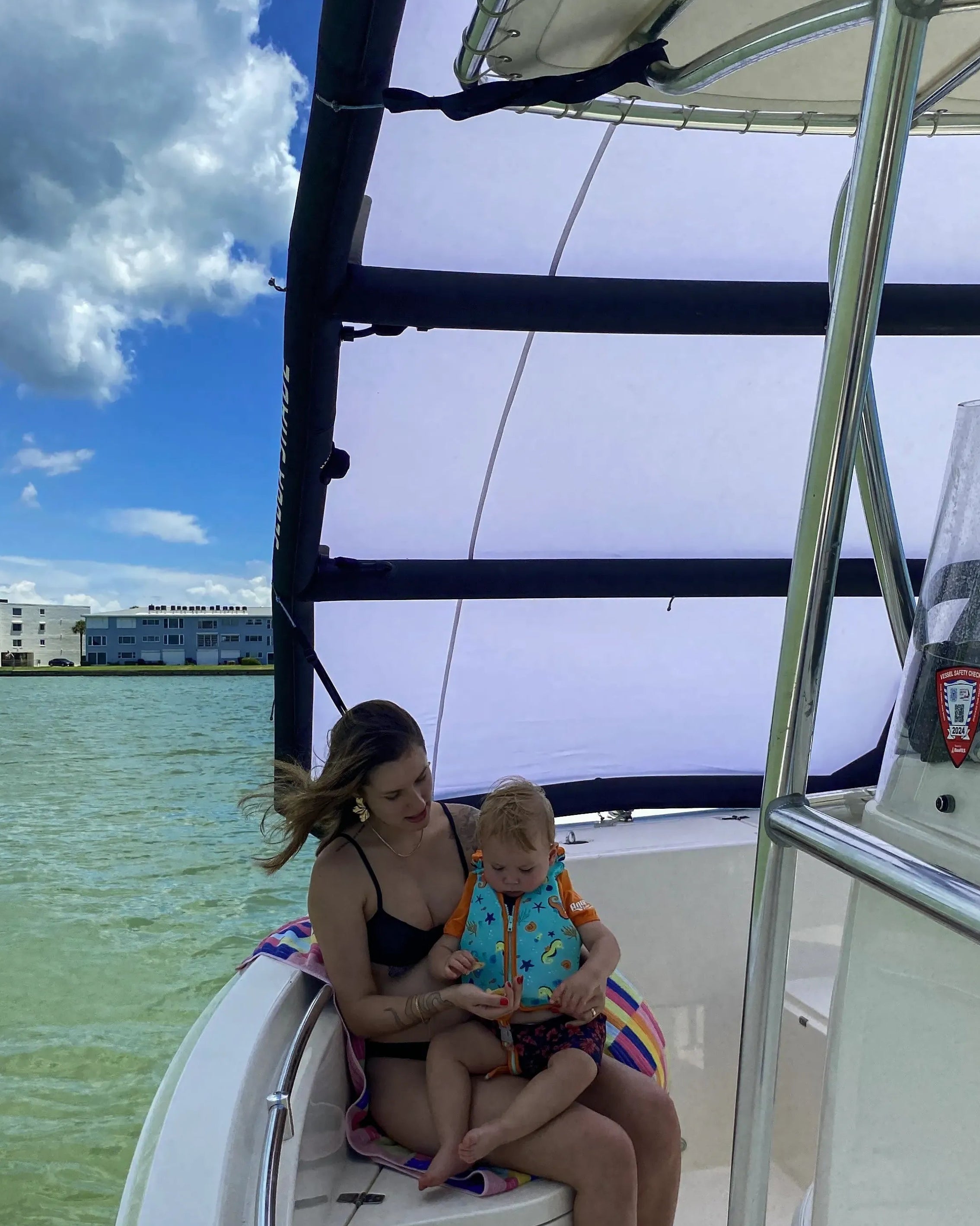 Technical portrait of Sebba Shade rigged to the bow of a vessel using metal-free Dyneema® pigtails.