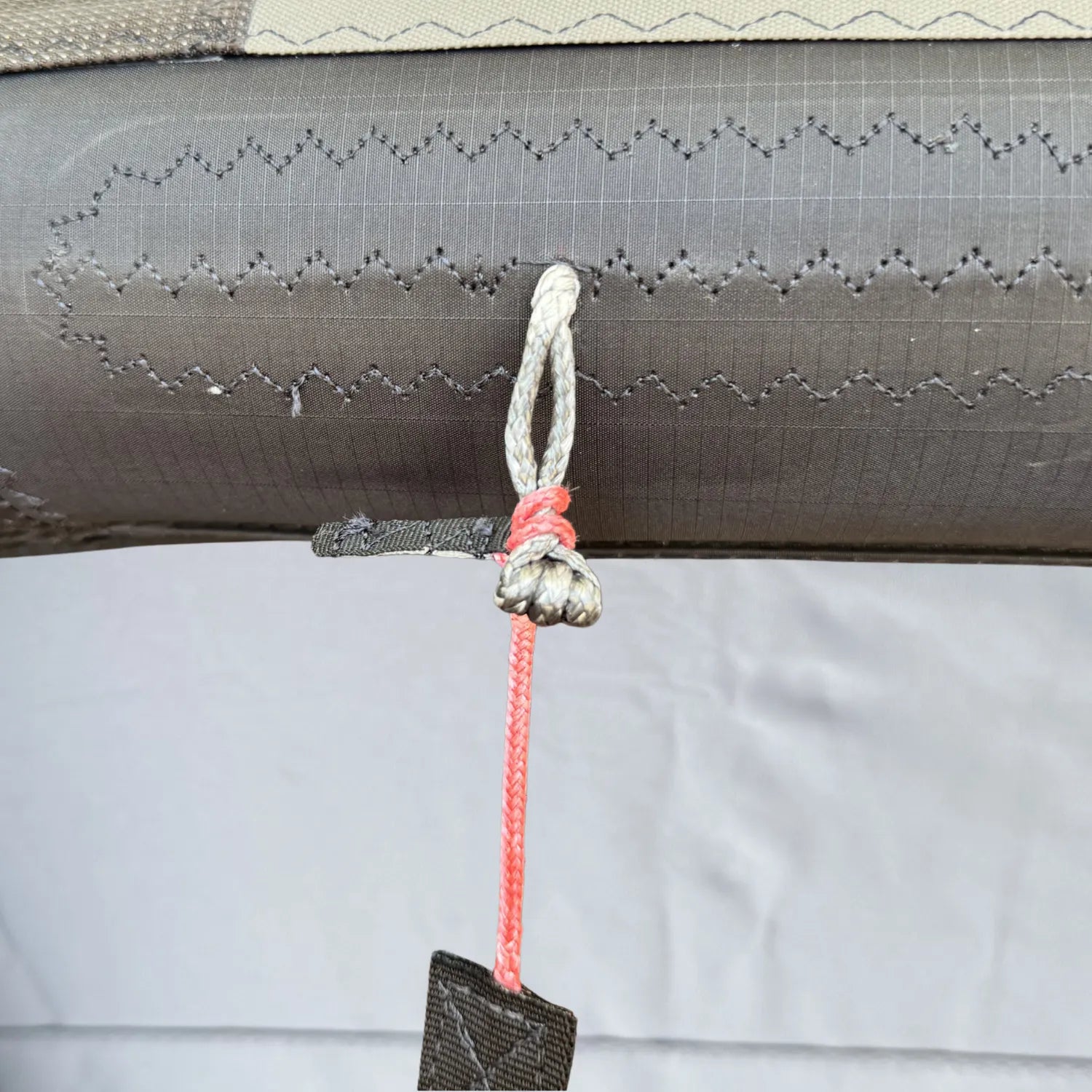 A 4-foot adjustable rigging strap with red-coded Dyneema® ends secured to a gray integrated pigtail on the inflated AeroCasing™